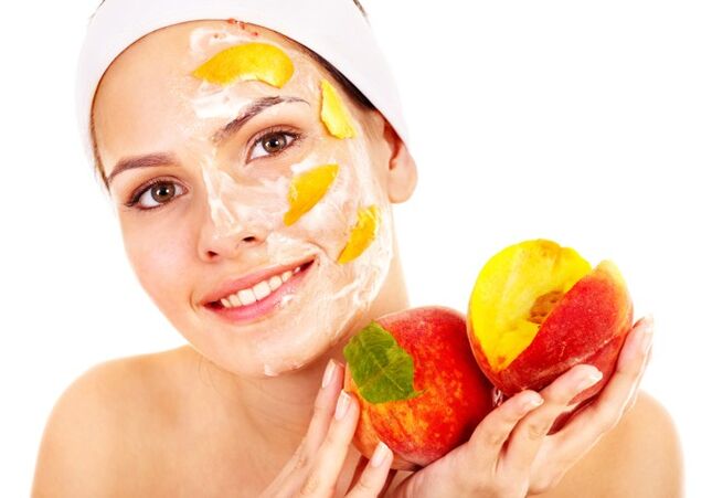 La maschera alla frutta è un ottimo modo per sbiancare, nutrire e ringiovanire la pelle del viso. 