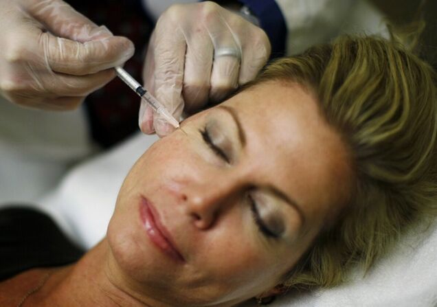 L'introduzione di riempitivi nella pelle del viso un metodo di iniezione per stringere