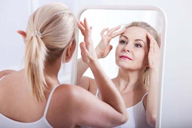 La donna ha notato cambiamenti legati all'età nella pelle del viso